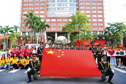 圖為9月2日，暨南大學(xué)舉行隆重的升國(guó)旗儀式，暨大學(xué)子們與國(guó)旗同框，向祖國(guó)表白 羊城晚報(bào)記者 周巍/攝