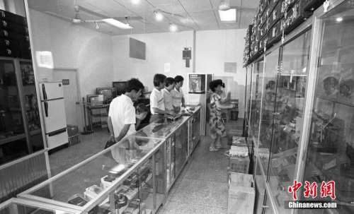 資料圖：1989年的中國華僑旅游僑匯服務(wù)總公司營業(yè)部，華僑華人與港澳同胞眷屬用外匯券在此購置商品。僑匯是僑胞匯回用以贍養(yǎng)國內(nèi)家屬的款項(xiàng)，也是當(dāng)時(shí)外匯的重要來源之一。 <a target='_blank' >中新社</a>記者 楊佐桓 攝 