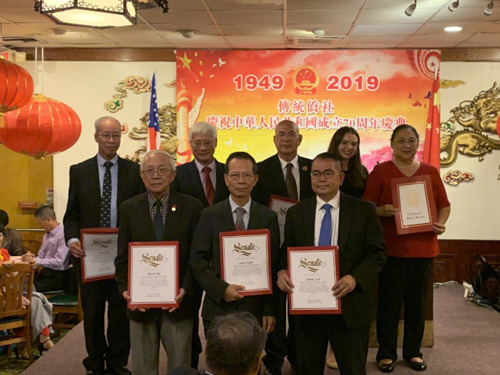 國(guó)慶晚宴籌備委員大會(huì)共同主席李錦生(前排右一)、胡卓球(后排右三)與籌備委員獲頒賀狀。(美國(guó)《世界日?qǐng)?bào)》 記者 王子銘／攝)