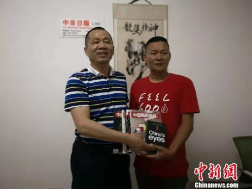 資料圖：中國(guó)新聞社副社長(zhǎng)兼副總編輯夏春平(左)與許自樹(shù)（右）合影?！∮诰Р?攝