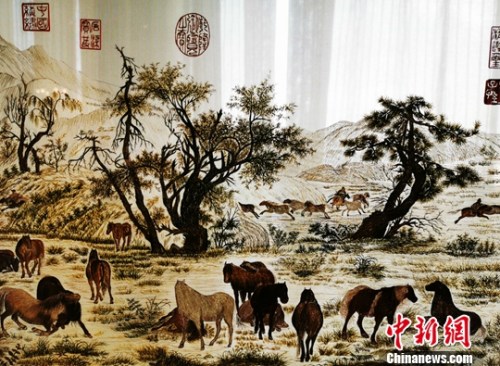 圖為陳永栽夫婦自家的馬尼拉世紀(jì)花園酒店19樓的總統(tǒng)套房?jī)?nèi)，放置的中國(guó)畫(huà)風(fēng)格的蘇繡擺件。<a target='_blank' >中新社</a>發(fā) 梁鈺 攝