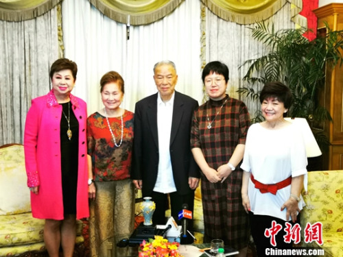 9月25日，應(yīng)邀參加新中國(guó)成立70周年慶典活動(dòng)的85歲菲華僑領(lǐng)、菲律賓航空公司董事長(zhǎng)陳永栽博士與夫人邱秀敏在馬尼拉接受<a target='_blank' >中新社</a>記者采訪時(shí)多次表達(dá)：“我心中滿(mǎn)是對(duì)祖（籍）國(guó)的情意！”<a target='_blank' >中新社</a>發(fā) 梁鈺 攝
