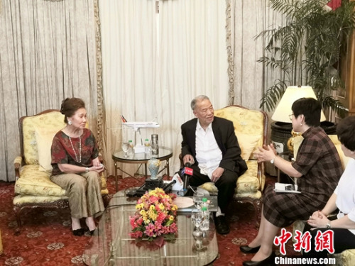 9月25日，應(yīng)邀參加新中國(guó)成立70周年慶典活動(dòng)的85歲菲華僑領(lǐng)、菲律賓航空公司董事長(zhǎng)陳永栽博士與夫人邱秀敏在馬尼拉接受<a target='_blank' >中新社</a>記者采訪時(shí)多次表達(dá)：“我心中滿(mǎn)是對(duì)祖（籍）國(guó)的情意！”<a target='_blank' >中新社</a>發(fā) 梁鈺 攝