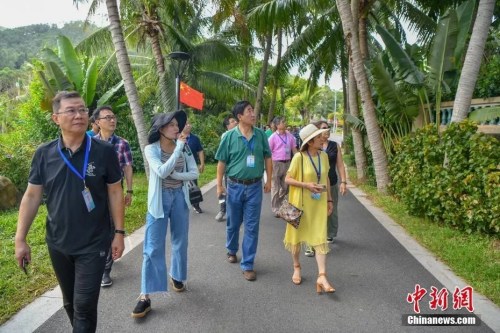 　10月9日，參加2019年“行走中國(guó)·境外華文媒體海南行”活動(dòng)的19個(gè)國(guó)家和地區(qū)的34位華文媒體高層人士，走訪海南僑鄉(xiāng)文昌、瓊海、萬(wàn)寧等地，感受僑鄉(xiāng)發(fā)展變遷。<a target='_blank' >中新社</a>記者 駱云飛 攝