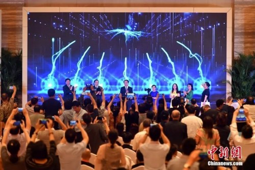 　資料圖：2017年9月11日，第九屆世界華文傳媒論壇在福州舉行閉幕式。圖為閉幕式上舉行世界華文媒體合作聯(lián)盟官方網(wǎng)站改版上線儀式和全球華語(yǔ)視頻資訊共享中心啟動(dòng)儀式。<a target='_blank' >中新社</a>記者 呂明 攝