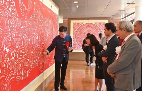 暢楊楊為來賓介紹剪紙作品。(圖片來源：山梨學院大學孔子學院)