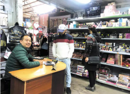 來自義烏的陳爭冬在比什凱克市多爾多伊市經營著一家化妝品店。（吉爾吉斯坦《絲路新觀察》）