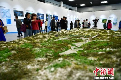 海外華文媒體高層人士在冬奧臨時(shí)展館內(nèi)參觀?！〉杂鸺?攝