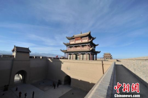 圖為甘肅嘉峪關(guān)城樓。　楊艷敏 攝