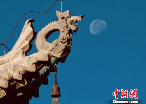 圖為“華媒人”記錄嘉峪關(guān)城樓一隅?！〗L庚 攝