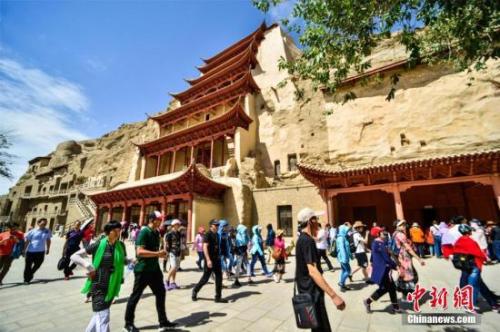 資料圖：莫高窟標志性建筑“九層樓”前的游人如織。王斌銀 攝