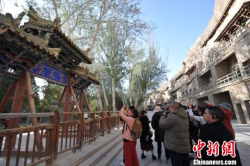 海外華文媒體高層代表走進(jìn)敦煌莫高窟?！钇G敏　攝