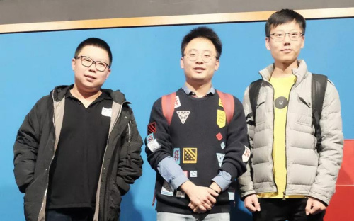 圖為旅西留學(xué)生王子晨、王玉和格爾樂圖接受《歐洲時報》采訪。（《歐洲時報》 林碧燕/攝）