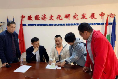 為華僑華人留學(xué)生分發(fā)電影票。(圖片來源：中歐經(jīng)濟文化研究發(fā)展中心)