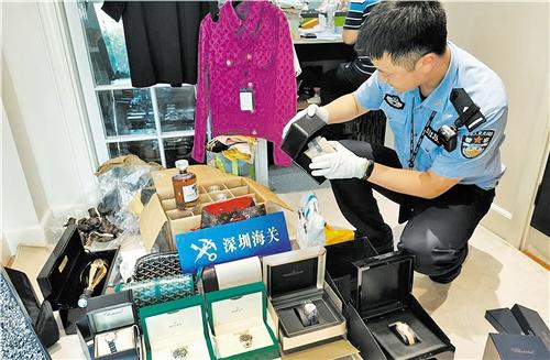　海關(guān)緝私人員查獲大量吊牌齊全、包裝完好的奢侈品牌服飾、箱包、手表等。 (資料照片)