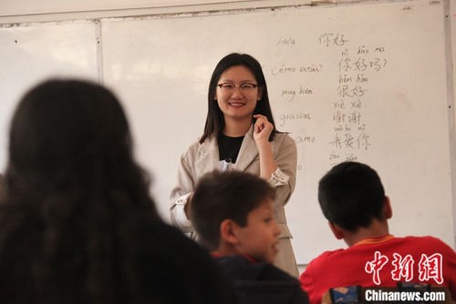 圖為11月6日，長江學校的中文老師李媛媛給孩子們教授生活常用語。<a target='_blank' >中新社</a>記者 余瑞冬 攝