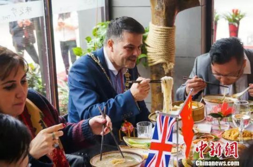 　資料圖：2016年1月13日，英國(guó)市長(zhǎng)訪華代表團(tuán)在柳州市品嘗螺螄粉?！↑S威銘 攝