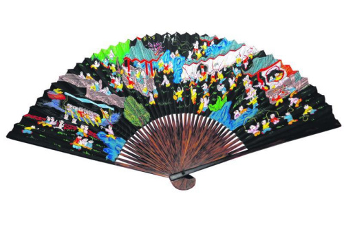 峇峇新郎在整個(gè)婚禮的過程中，必須時(shí)刻手持紙扇，坐時(shí)折扇，站立時(shí)開扇。此為百子千孫折扇。