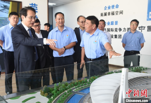 圖為譚天星一行考察“一帶一路”中方援建國(guó)家體育場(chǎng)工程。<a target='_blank' >中新社</a>記者 黃耀輝 攝