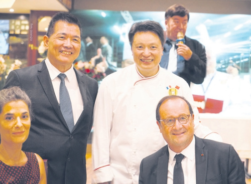 幸福樓主廚尹添強(后右)、樓面經理李兆隆(后左)與法國前總統(tǒng)奧朗德(前右)、巴黎市負責經貿的副市長Olivia Polski在一次活動上。(《歐洲時報》/孔帆 攝)