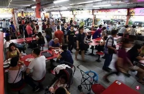 重開的牛車水大廈，二樓的熟食中心人聲鼎沸。(新加坡《聯(lián)合早報》/李佳穎 攝)