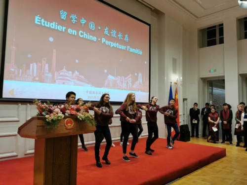 中文國(guó)際班學(xué)生用中文表演歌曲《地球的孩子》。(《歐洲時(shí)報(bào)》/靖樹 攝)