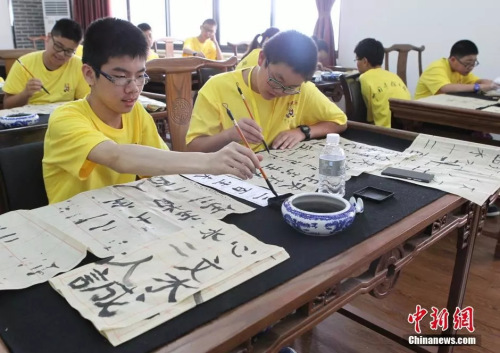 資料圖：華裔青少年學(xué)寫漢字。周毅 攝