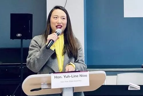 美國(guó)紐約州眾議會(huì)華裔議員牛毓琳分享自身心得，鼓勵(lì)有意從政的華人。(美國(guó)《世界日?qǐng)?bào)》/鄭怡嫣 攝)