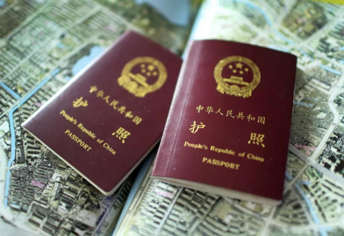 中國護(hù)照 泱波 攝 中國護(hù)照 泱波 攝