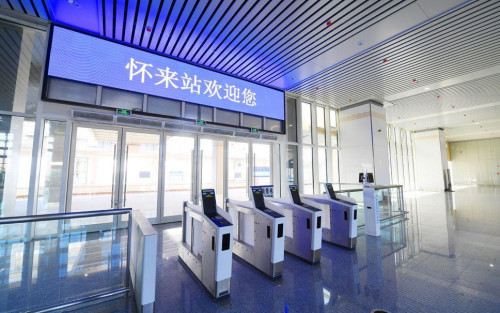 懷來站的智能刷臉閘機。北京鐵路局供圖