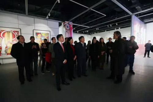 嘉賓參觀畫展。