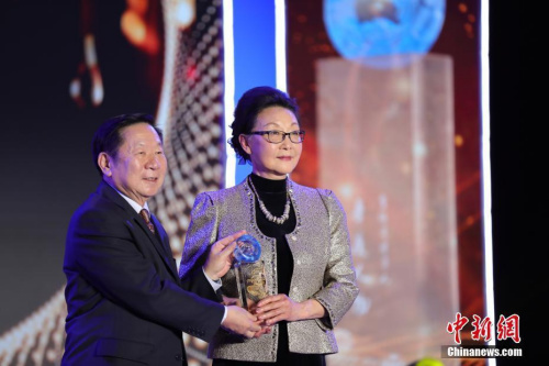 2020年1月8日，“2019全球華僑華人年度評選頒獎典禮”舉行，方李邦琴獲選“年度人物”。國務(wù)院港澳辦原常務(wù)副主任、全國港澳研究會創(chuàng)會會長陳佐洱先生上臺為方李邦琴頒發(fā)獎杯。<a target='_blank' >中新社</a>記者 李駿 攝