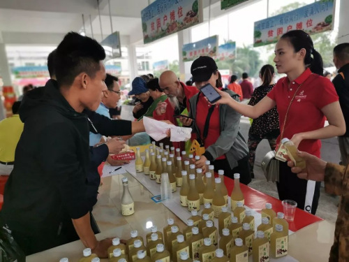 琳瑯滿目品種多樣的集市吸引了市民爭相購買。 （吳小靜 攝）