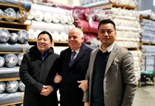  意總理府部長會議主席卡普里亞參觀百佳紡織品倉庫。（y意大利歐聯(lián)社/博源 攝）