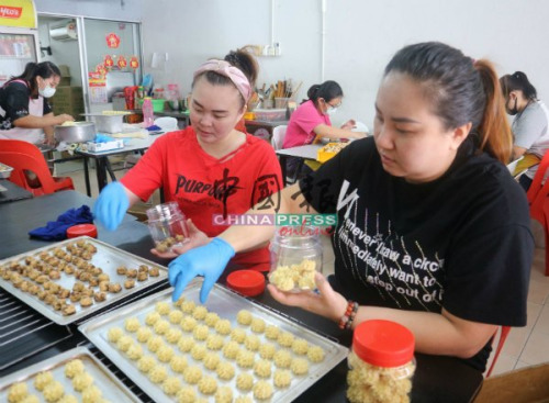 35種傳統(tǒng)及新口味的年餅，讓消費(fèi)者選擇。(馬來西亞《中國報(bào)》/辛慧萍 攝)
