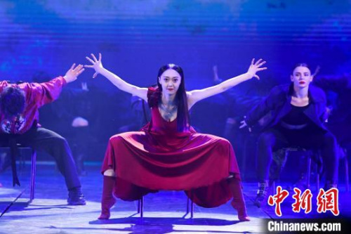 動感十足的現(xiàn)代舞《唐人街上的舞蹈派對》亮相晚會?！钊A峰　攝