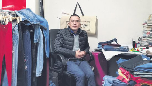 　　張常豹等待在他的批發(fā)店里。(《歐洲時報》/黃冠杰 攝)