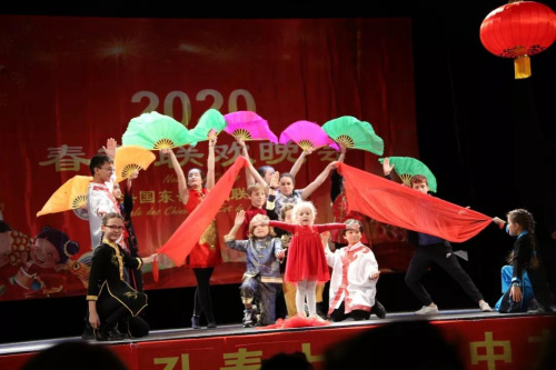 小朋友表演中國(guó)歌舞。(《歐洲時(shí)報(bào)》/黃冠杰 攝)