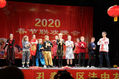 中法小朋友演唱中文歌曲。(《歐洲時(shí)報(bào)》/黃冠杰 攝)