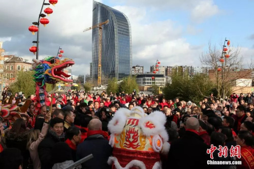 比利時(shí)華僑華人集結(jié)比南部最大城市列日，歡慶新春，熱鬧過(guò)年。<a target='_blank' >中新社</a>記者 德永健 攝