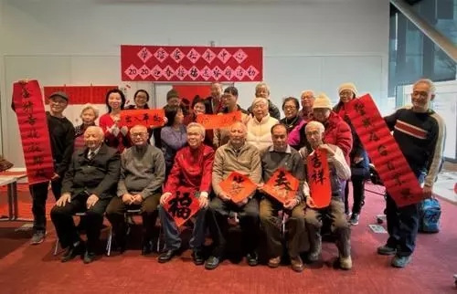 芝加哥華埠居民寫(xiě)春聯(lián)。美國(guó)《世界日?qǐng)?bào)》黃惠玲 攝