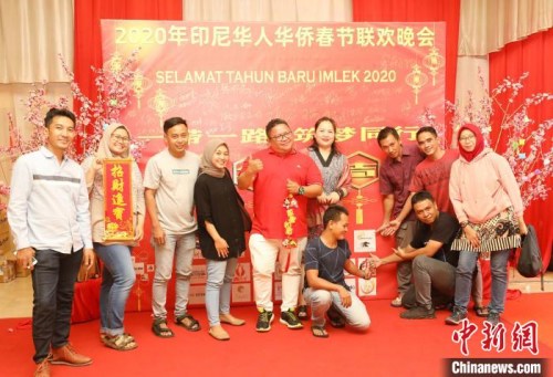 圖為許多非華裔印尼人熱情參加晚會?！×钟纻?攝
