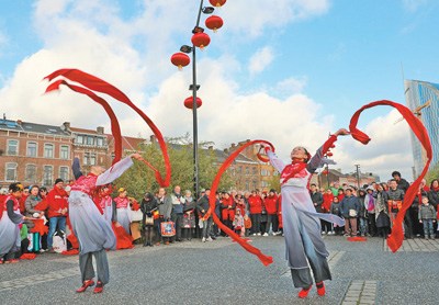 近日，在比利時(shí)列日舉行的“歡樂春節(jié)”盛裝巡游活動(dòng)上，當(dāng)?shù)厝A僑華人在表演紅綢舞。 　　本報(bào)記者 任 彥攝