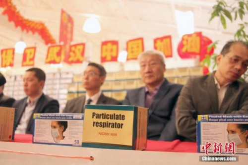 當?shù)貢r間1月28日，加拿大華僑華人社團及華人企業(yè)向中國內(nèi)地捐贈的一批防疫物資的啟運儀式在多倫多舉行。該批物資主要為包括加拿大湖北同鄉(xiāng)會、加拿大華人同鄉(xiāng)會聯(lián)合總會等組成的“加油武漢——加拿大聯(lián)盟”，多倫多華人企業(yè)OTT方圓國際金融、鼎泰超市等捐贈的逾5萬個口罩等。該批及后續(xù)物資將被盡快發(fā)往中國各地，用于應(yīng)對新型冠狀病毒感染的肺炎疫情。 <a target='_blank' >中新社</a>記者 余瑞冬 攝