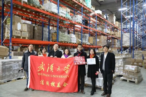 武漢大學(xué)校友會(huì)、中歐合作交流促進(jìn)會(huì)、法國(guó)襄陽(yáng)人友好協(xié)會(huì)、PLD公司負(fù)責(zé)人在發(fā)貨現(xiàn)場(chǎng)。(《歐洲時(shí)報(bào)》/孔帆 攝）