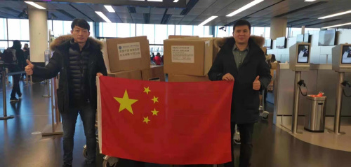 2月1日，斯洛伐克華人青年聯(lián)合商會會長周彥君（左）親自將捐贈的防疫物資送到奧地利維也納機場，交由海航航班送至抗擊疫情一線。（《歐洲時報》）