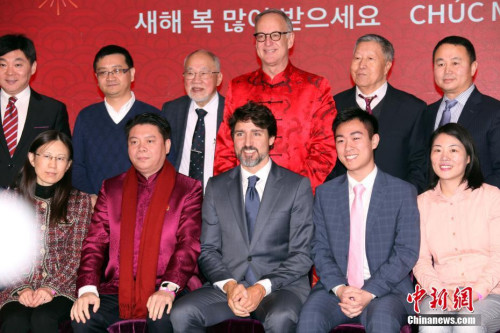 圖為特魯多（前排中）與華人社區(qū)等代表合影。<a target='_blank' >中新社</a>記者 余瑞冬 攝