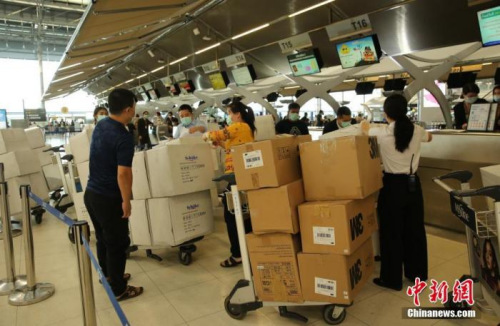 資料圖：1月31日，泰國(guó)華人華僑愛心人士捐贈(zèng)的一批防護(hù)服、口罩等物資在曼谷素萬那普機(jī)場(chǎng)辦理手續(xù)準(zhǔn)備運(yùn)往武漢。新型冠狀病毒疫情暴發(fā)以來，泰國(guó)許多華人華僑和中資企業(yè)紛紛采購(gòu)抗“疫”物資捐贈(zèng)武漢相關(guān)機(jī)構(gòu)。 <a target='_blank' >中新社</a>記者 王國(guó)安 攝