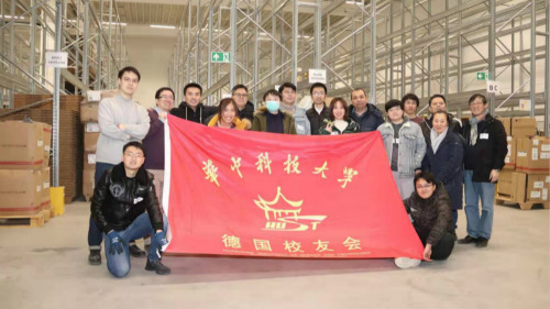 德國(guó)華科校友會(huì)成員將捐贈(zèng)物資送達(dá)法蘭克福倉(cāng)儲(chǔ)，經(jīng)綠色通道運(yùn)回國(guó)內(nèi)。（圖片來(lái)源：德國(guó)華科校友會(huì)供圖）