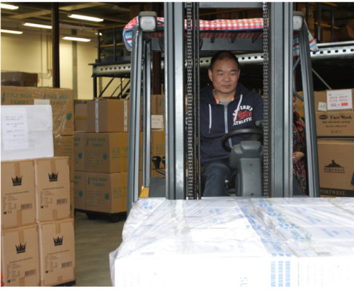 周建波駕駛叉車裝貨。（荷蘭聯(lián)合時(shí)報(bào)）
